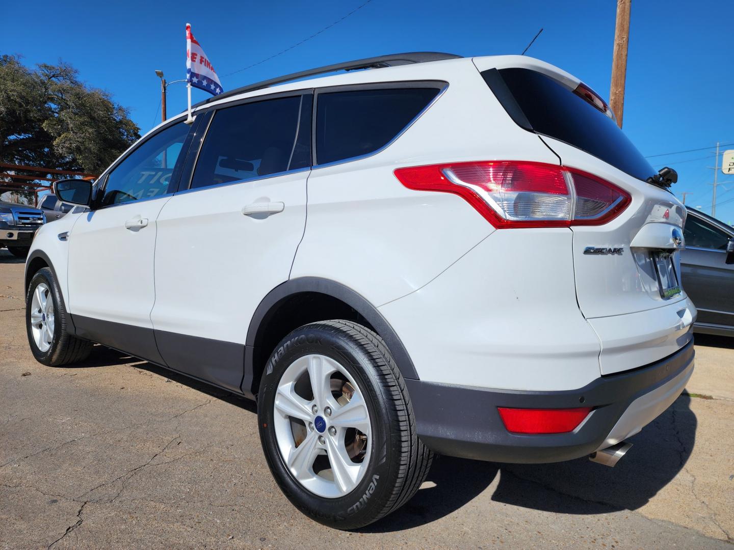 2016 WHITE Ford Escape SE (1FMCU9GX6GU) with an 1.6L L4 DOHC 16V engine, 6-Speed Automatic transmission, located at 2660 S.Garland Avenue, Garland, TX, 75041, (469) 298-3118, 32.885551, -96.655602 - Welcome to DallasAutos4Less, one of the Premier BUY HERE PAY HERE Dealers in the North Dallas Area. We specialize in financing to people with NO CREDIT or BAD CREDIT. We need proof of income, proof of residence, and a ID. Come buy your new car from us today!! This is a Super Clean 2016 FORD ESCAP - Photo#5